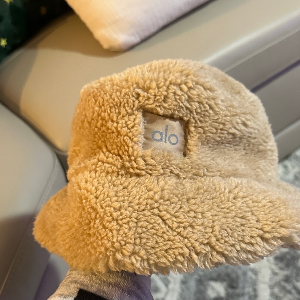 ALO Yoga Cream Sherpa Bucket Hat - Picture 3 of 4